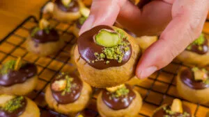 Pistachio Kunafa Cookies (Dubai Chocolate Cookies) 开心果库纳法饼干